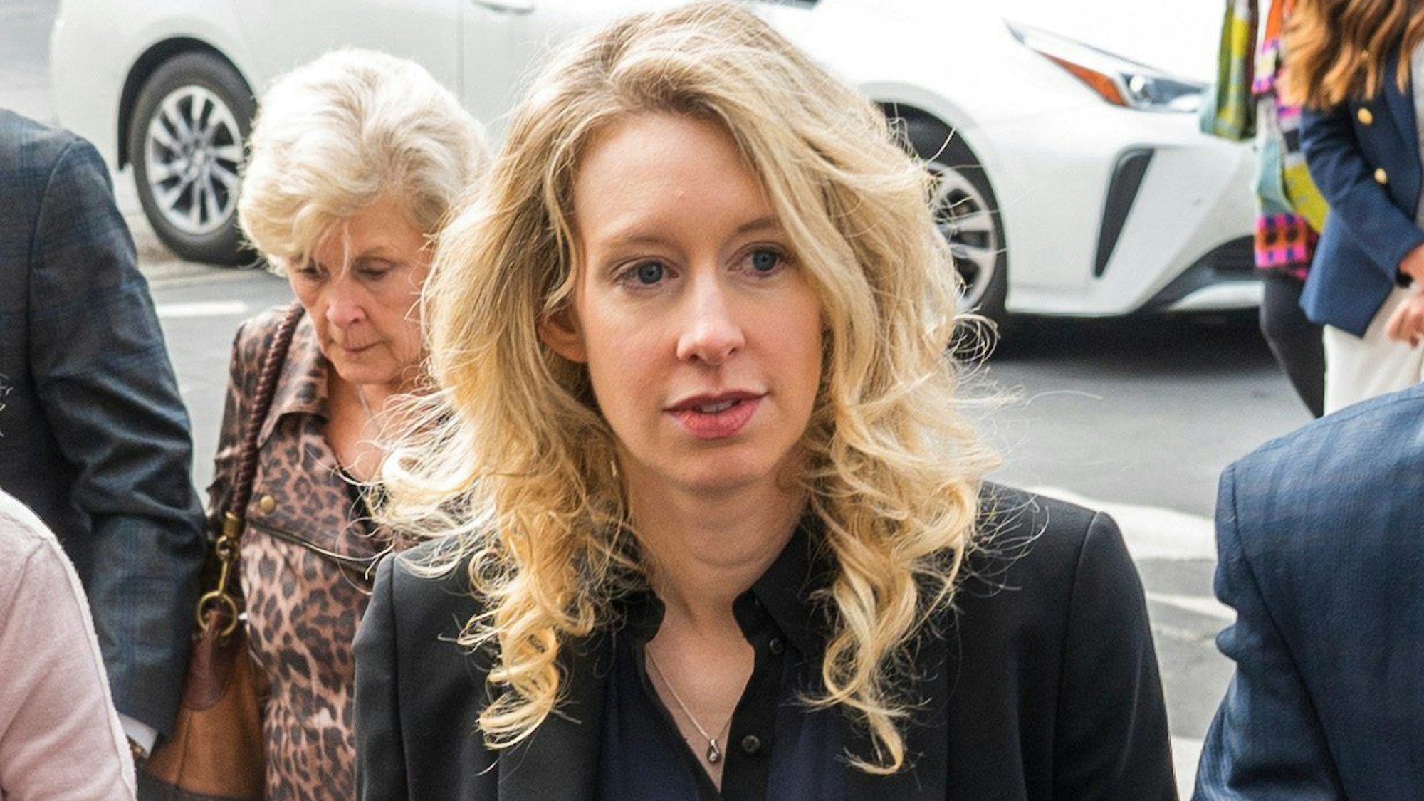 Die Gründerin und Geschäftsführerin von Theranos, Elizabeth Holmes, betritt ein Bundesgericht in San Jose.