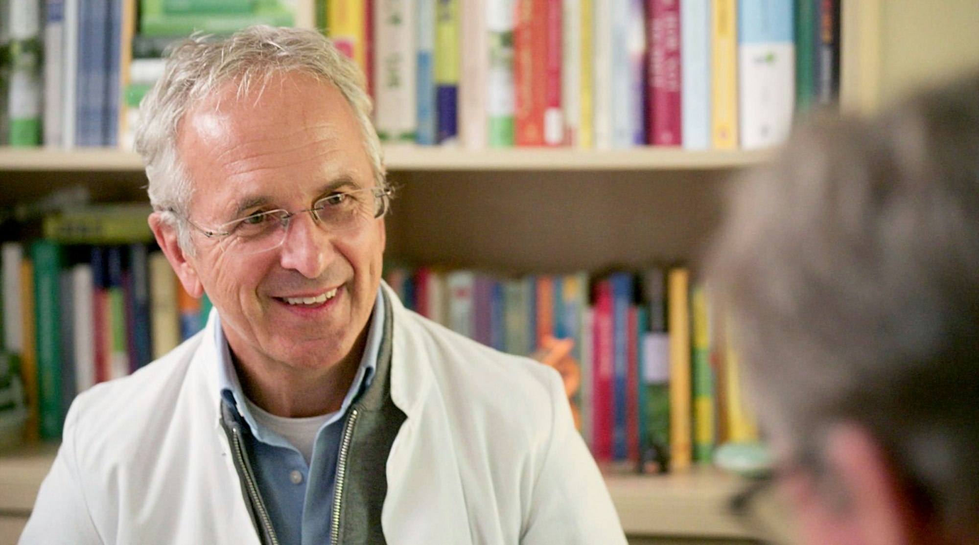 Laut Ernährungsmediziner Andreas Michalsen sei es manchmal hilfreich, „den Körper auf Werkseinstellungen zurückzusetzen“ - etwa mittels Fasten. (Bild: WDR / Bilderfest)