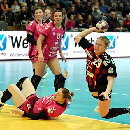 28.04.2024, Handball-Bayer Leverkusen - Vipers
rechts: Annika Ingenpaß (Bayer)
Foto: uli Herhaus