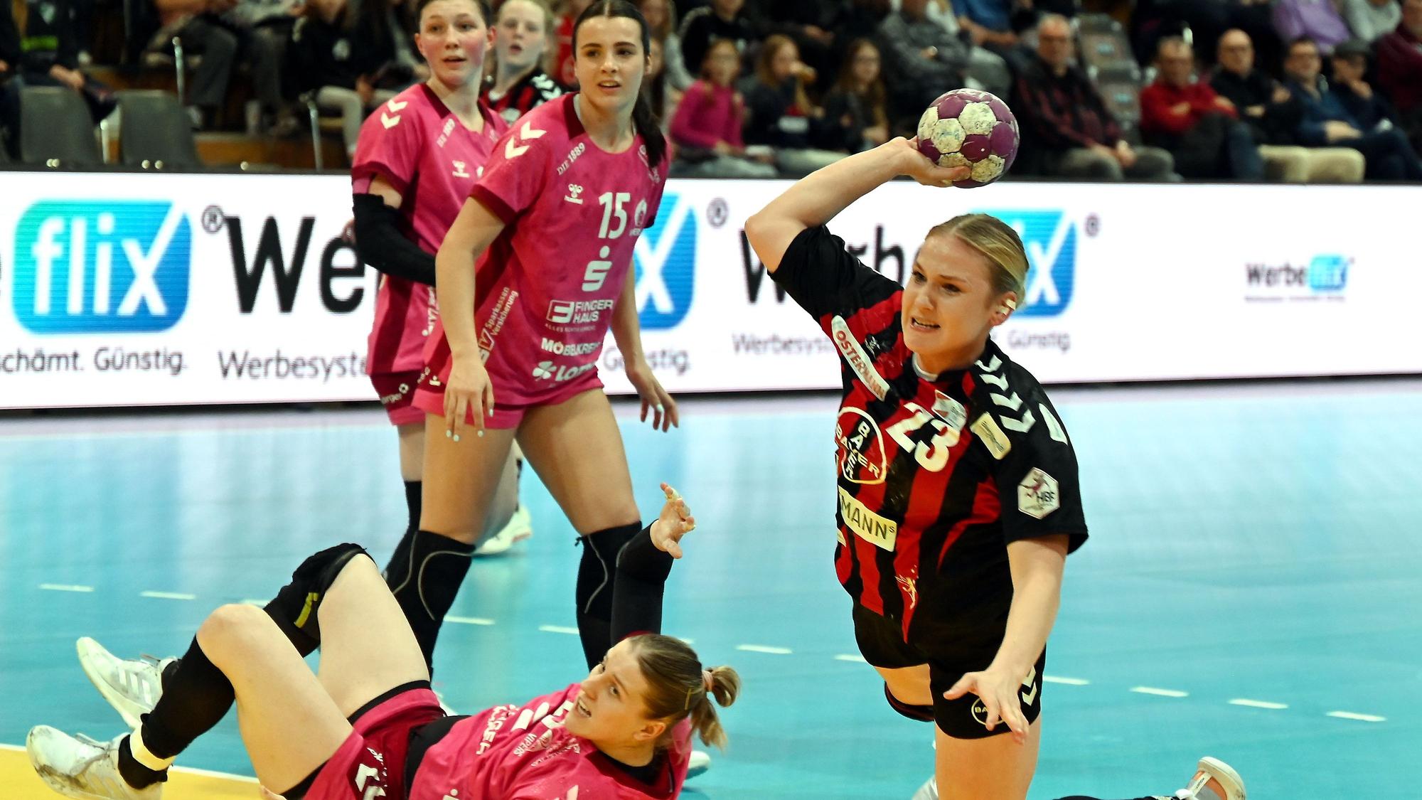 28.04.2024, Handball-Bayer Leverkusen - Vipers
rechts: Annika Ingenpaß (Bayer)
Foto: uli Herhaus