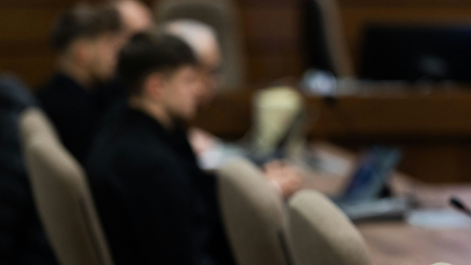 Die beiden Angeklagten sitzen im Landgericht neben ihren Anwälten. Die jungen Männer sollen sich Ende 2023 auf der A555 ein Rennen geliefert haben.