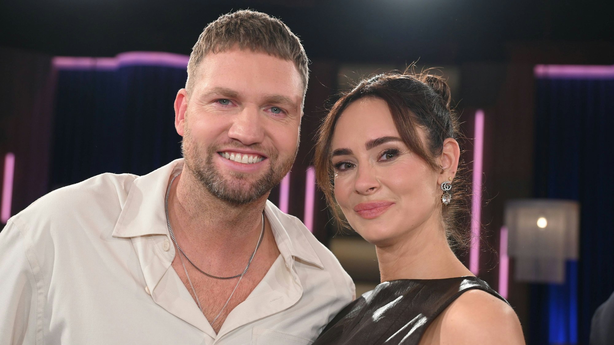 Jessica und Konstantin Streifling, bekannt durch die Netflix Reality-Show„ Love is Blind“ als Jessi und Konsti sind zu Gast im „Kölner Treff“.