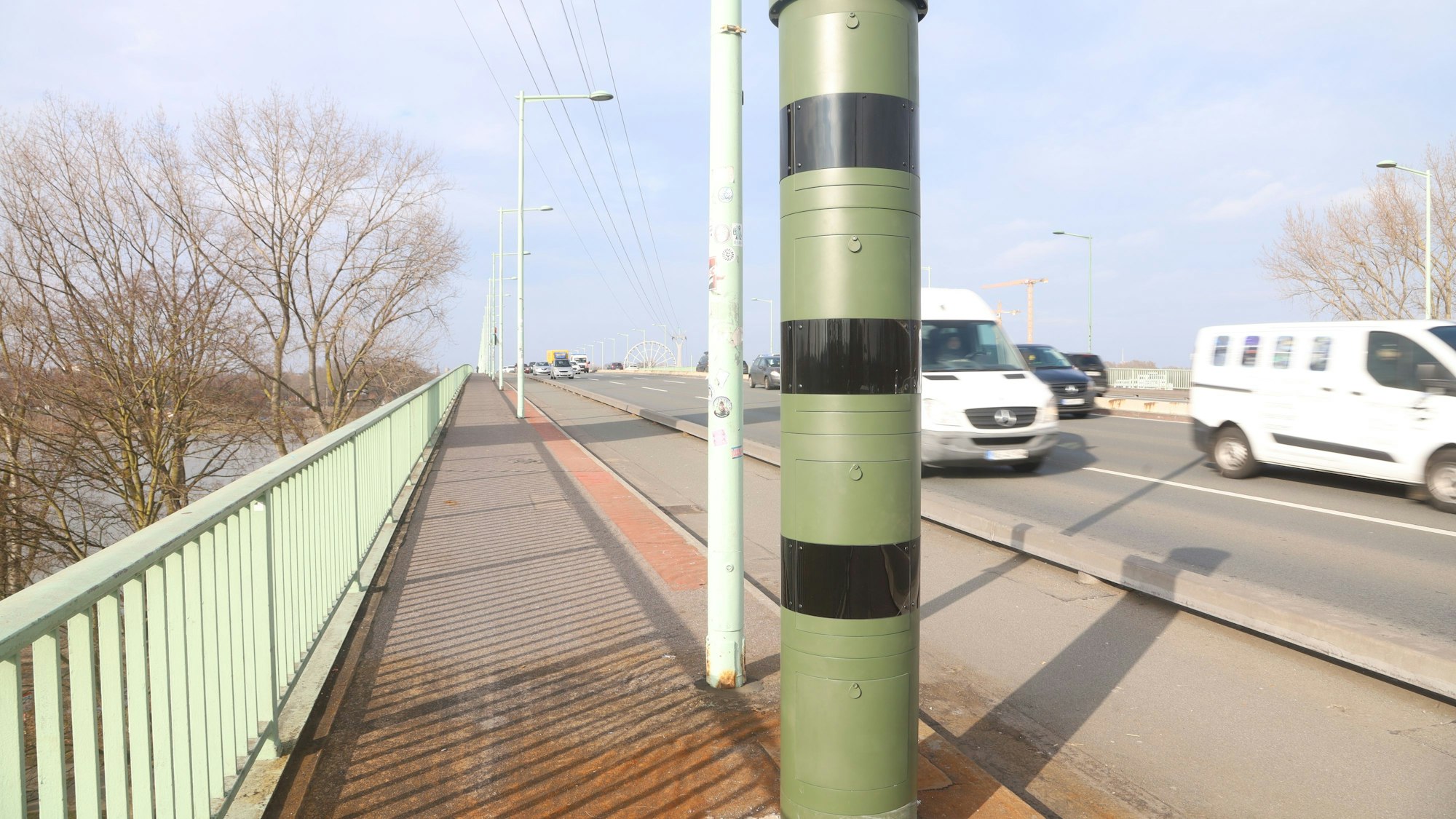 Die neuen Blitzer auf der A4 sind von demselben Hersteller wie die auf der Zoobrücke in Köln. Dort gilt 50 km/h als Tempolimit.