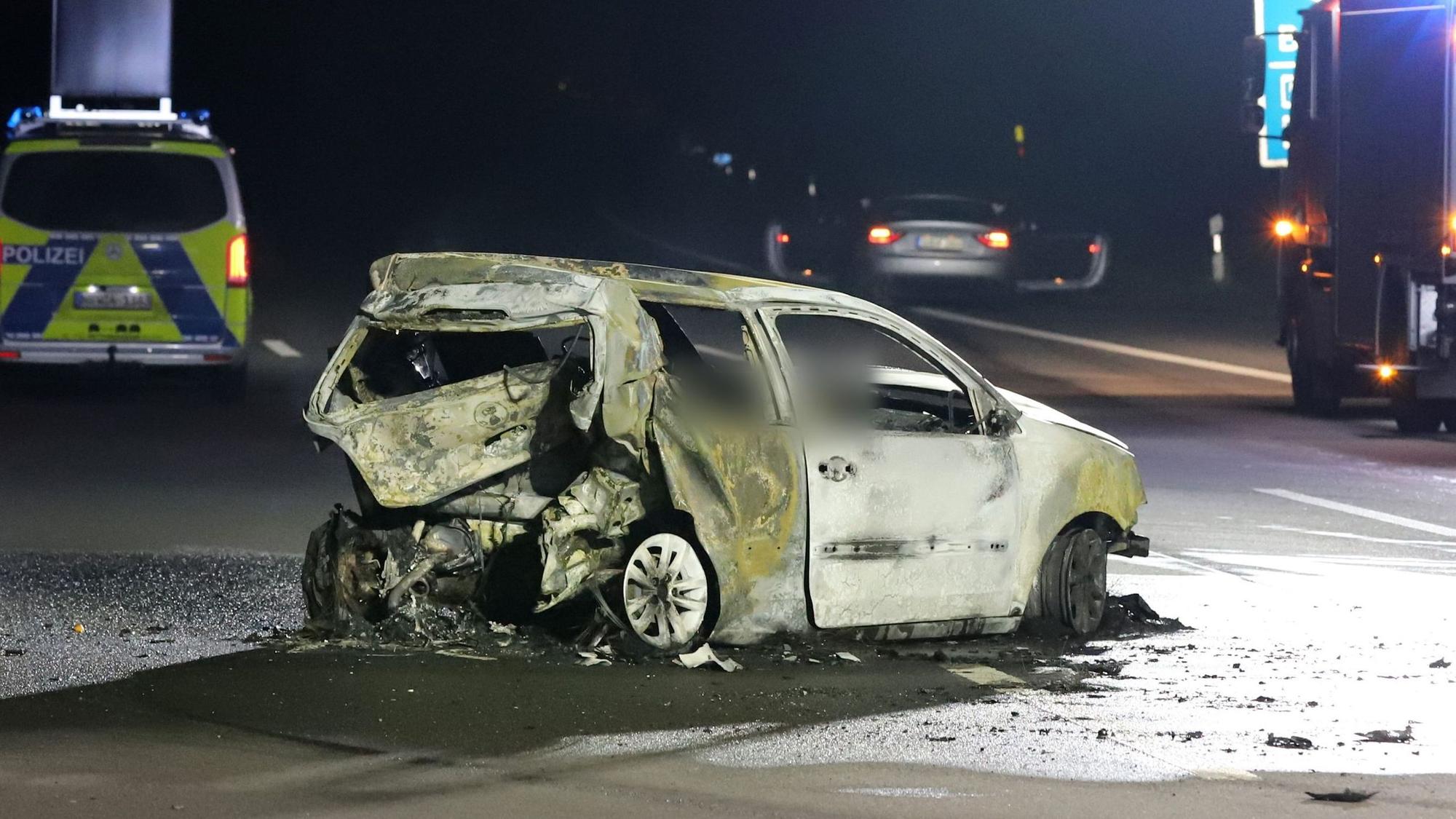 Ein verunfalltes Auto steht auf der Autobahn 555 zwischen Köln und Bonn.