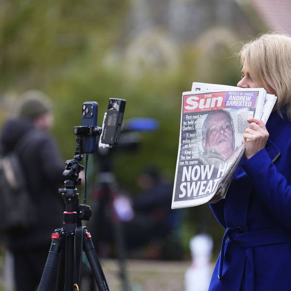 Eine Medienvertreterin hält ein Exemplar der Zeitung „The Sun“ auf dem Landgut Sandringham in Norfolk in der Hand, wohin Andrew Mounbatten-Windsor nach seinem Auszug aus der Royal Lodge in Windsor umgezogen ist.