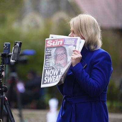 Eine Medienvertreterin hält ein Exemplar der Zeitung „The Sun“ auf dem Landgut Sandringham in Norfolk in der Hand, wohin Andrew Mounbatten-Windsor nach seinem Auszug aus der Royal Lodge in Windsor umgezogen ist.