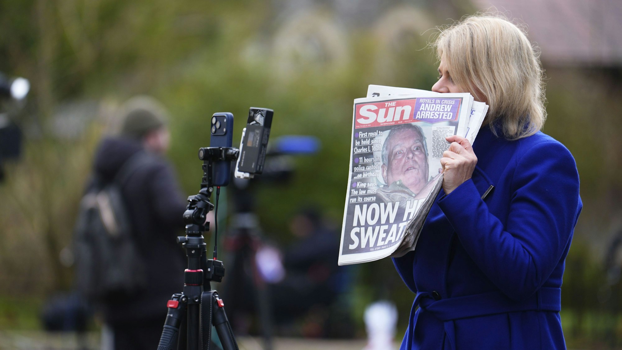 Eine Medienvertreterin hält ein Exemplar der Zeitung „The Sun“ auf dem Landgut Sandringham in Norfolk in der Hand, wohin Andrew Mounbatten-Windsor nach seinem Auszug aus der Royal Lodge in Windsor umgezogen ist.