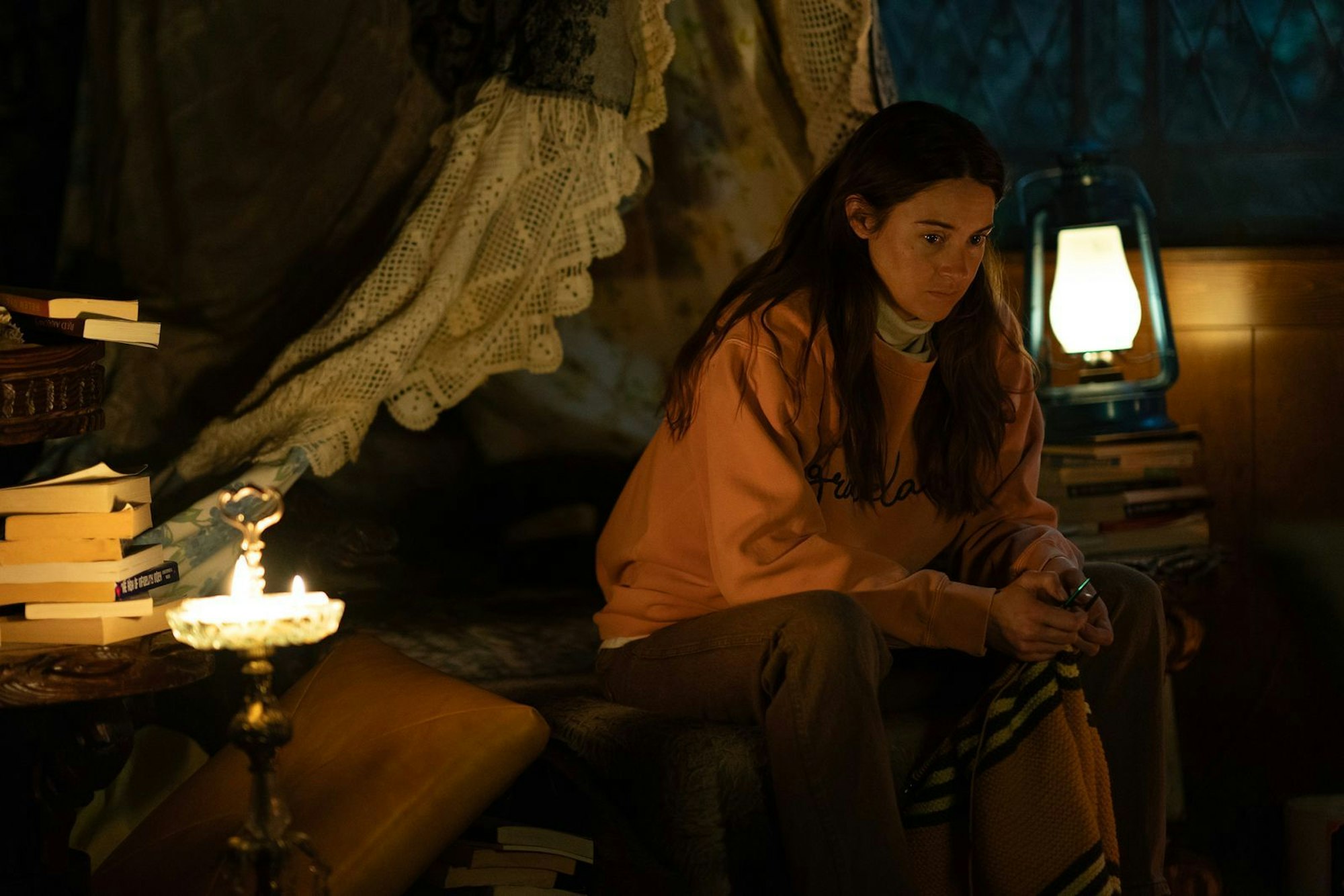 Annie (Shailene Woodley) lebt seit der Apokalypse zurückgezogen in einem durchaus besonderen Versteck, das viel amerikanische Geschichte atmet. (Bild: © 2025 Disney. All rights reserved.)