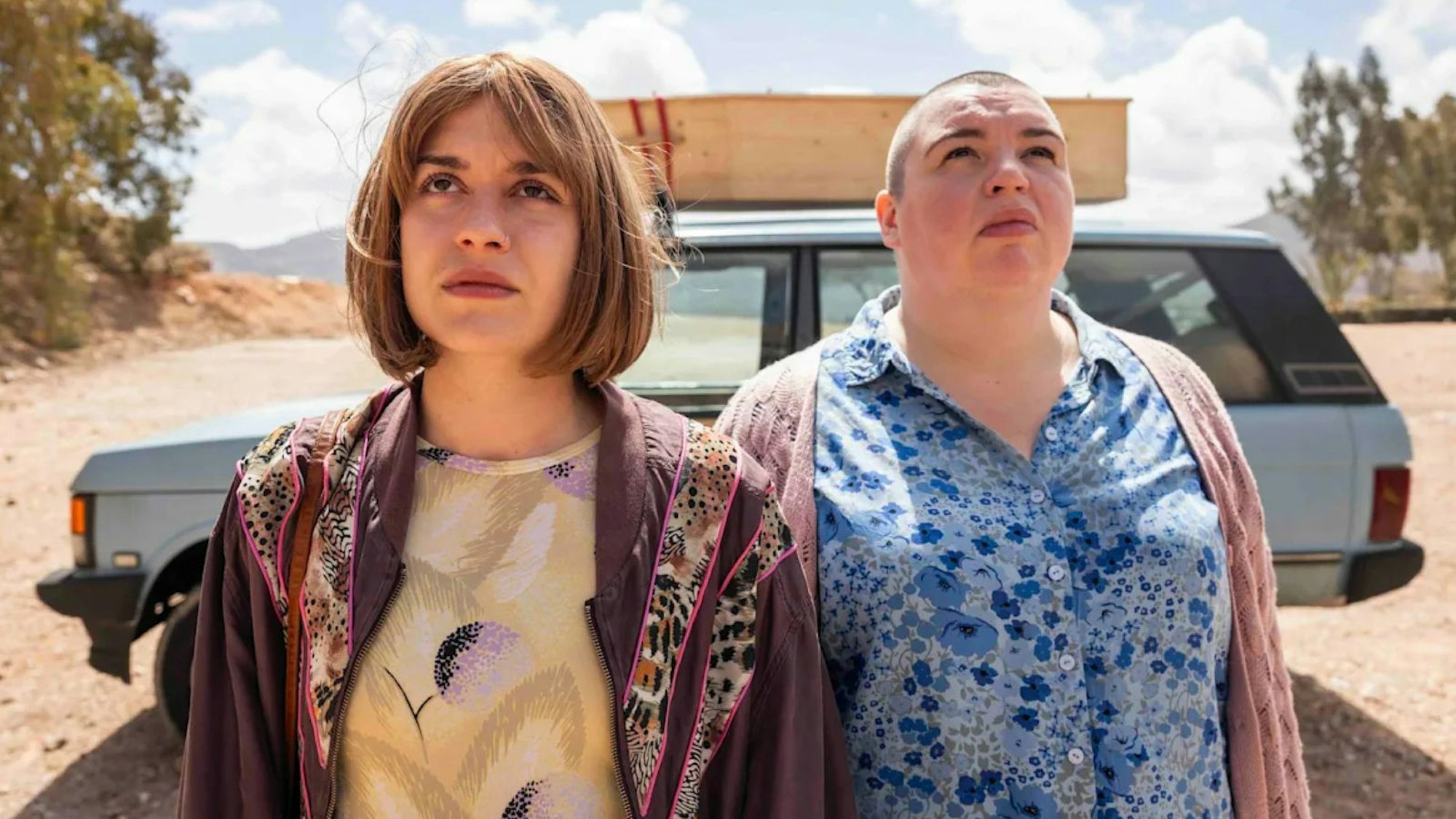 Anna (Emma Rotsaert, links) ist todkrank. Ihr letzter Wunsch besteht darin, gemeinsam mit ihrer Schwester Kat (Marjan De Schutter) in dem Auto ihrer Eltern von Belgien nach Spanien zu fahren. (Bild: ZDF / FBO / Michel Vertongen)