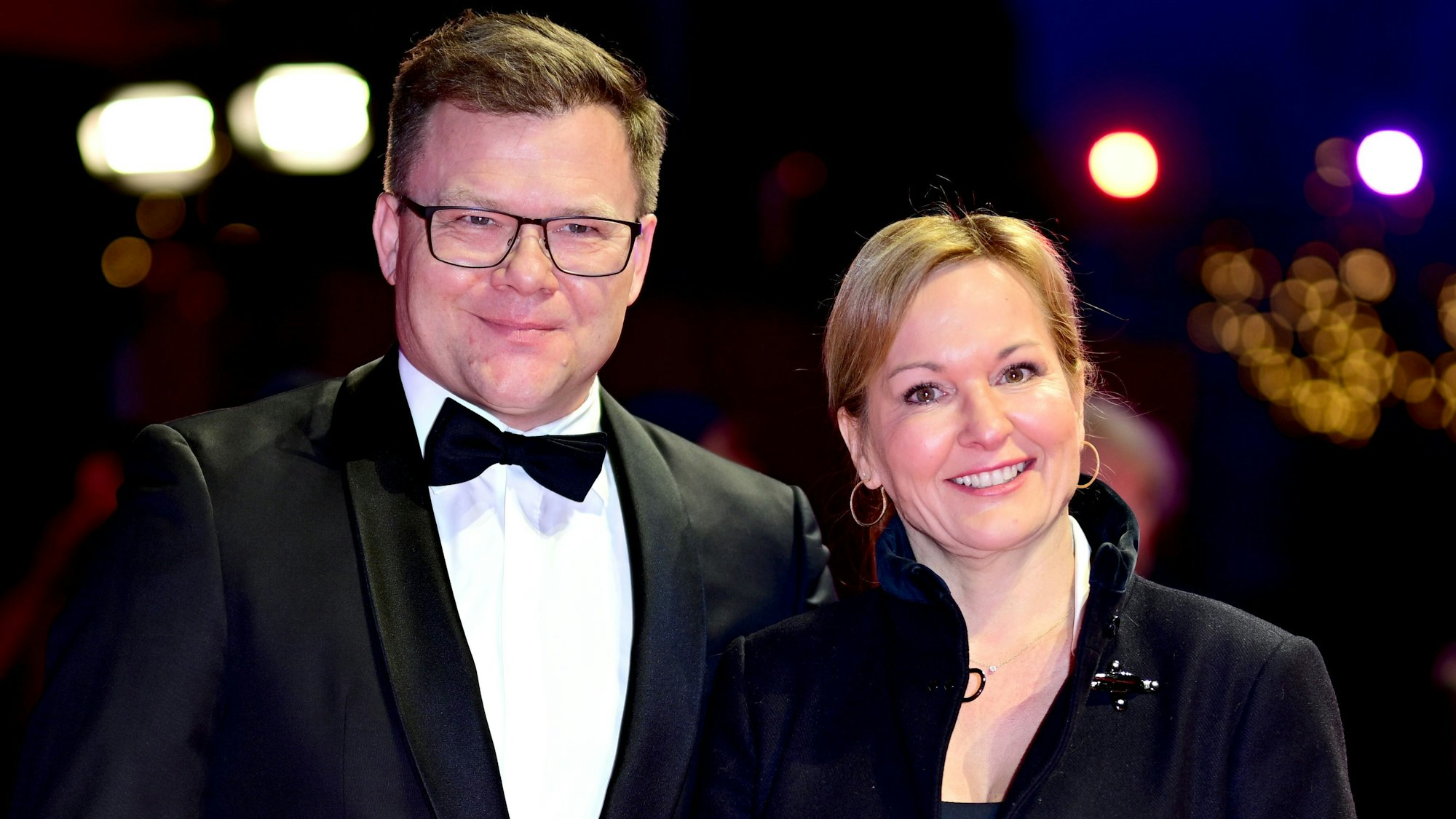 21.02.2026, Berlin: Carsten Schneider (l, SPD), Bundesminister für Umwelt, Klimaschutz, Naturschutz und nukleare Sicherheit, und Begleitung stehen bei der Ankunft zur Preisverleihung der Berlinale auf dem Roten Teppich vor dem Berlinale Palast. Die 76. Internationalen Filmfestspiele Berlin finden vom 12. bis 22. Februar 2026 statt. Foto: Sebastian Christoph Gollnow/dpa +++ dpa-Bildfunk +++