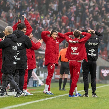 Die Bank jubelt über das Tor von Ragnar Ache 1. FC Koeln, 9 zum 1-0. Ganz rechts: Lukas Kwasnoik 1.FC Koeln, Headcoach, Coach, Trainer The bench cheers over the goal of Ragnar Ache 1. FC Koeln, 9 to 1-0. On the far right: Lukas Kwasnoik 1. FC Koeln, Headcoach, Coach, Coach 1. FC Köln - TSG 1899 Hoffenheim, Fussball, 1. Bundesliga, RheinEnergieStadion Köln, 21.02.2026 DFL regulations prohibit any use of photographs as image sequences and/or quasi-video. *** The bench cheers over the goal of Ragnar Ache 1 FC Koeln, 9 to 1 0 Far right Lukas Kwasnoik 1 FC Koeln, Headcoach, Coach, Trainer The bench cheers over the goal of Ragnar Ache 1 FC Koeln, 9 to 1 0 On the far right Lukas Kwasnoik 1 FC Koeln, Headcoach, Coach, Coach 1 FC Köln TSG 1899 Hoffenheim, Fußball, 1 Bundesliga, RheinEnergieStadion Köln, 21 02 2026 DFL regulations prohibit any use of photographs as image sequences and or quasi video Copyright: HMBxMedia/xMarcoxBader