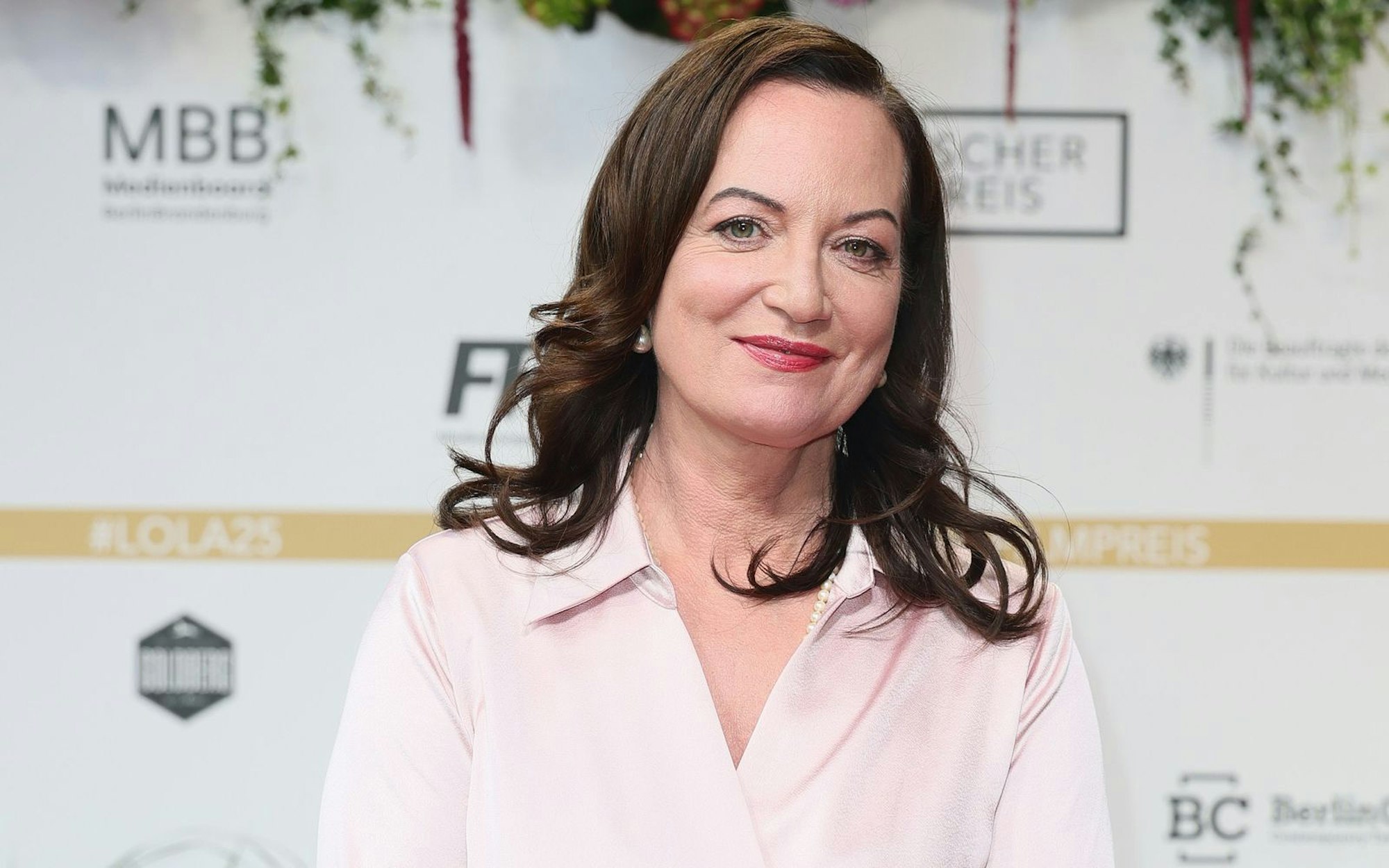 „Natürlich bin ich mit den Redakteuren, Autoren und Produzenten im Gespräch, und so ergibt es sich, dass diese Figuren nicht nur Kraft haben, sondern auch eine innere Moral und einen Wertekanon“: Schauspielerin Natalia Wörner (2025 in Berlin) spielt stets besonders engagierte Frauenrollen. Nun ist sie wieder einmal in der ZDF-Reihe „Unter anderen Umständen“ zu sehen - zum 25.Mal. (Bild: 2025 Getty Images/Andreas Rentz)