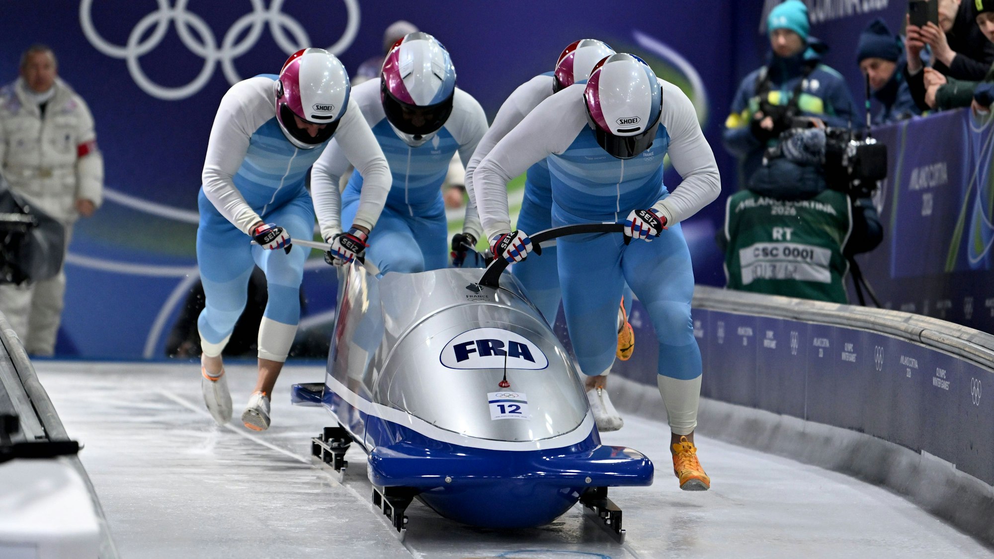 Romain Heinrich und seine Anschieber am Start.