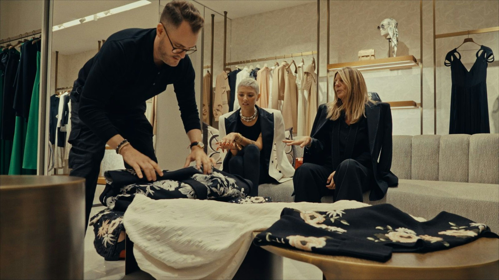 Constantin Buschmann und Mili Umicevic (Mitte) wählen auch für die Ausstattung der Luxusfahrzeuge nur die beste Qualität aus. (Bild: i&u Studios / Brabus)