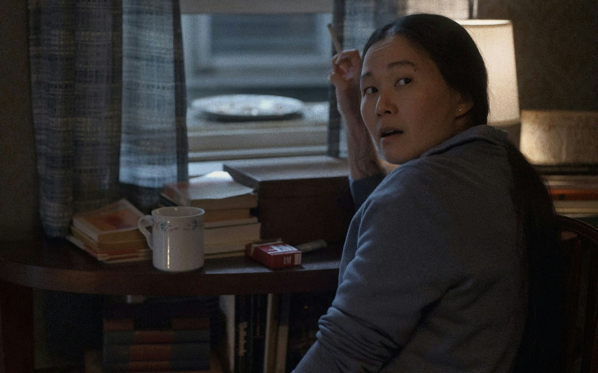 Liz (Hong Chau) ist der einzige Mensch, den Charlie regelmäßig sieht. (Bild: A24/ARD)