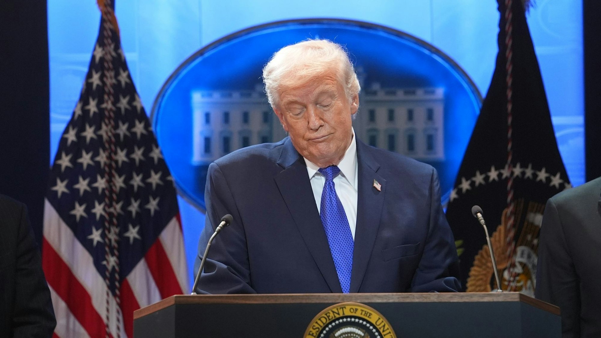 Trump will den von ihm verkündeten weltweiten 10-Prozent-Zollsatz auf Importe in die USA auf 15 Prozent erhöhen.