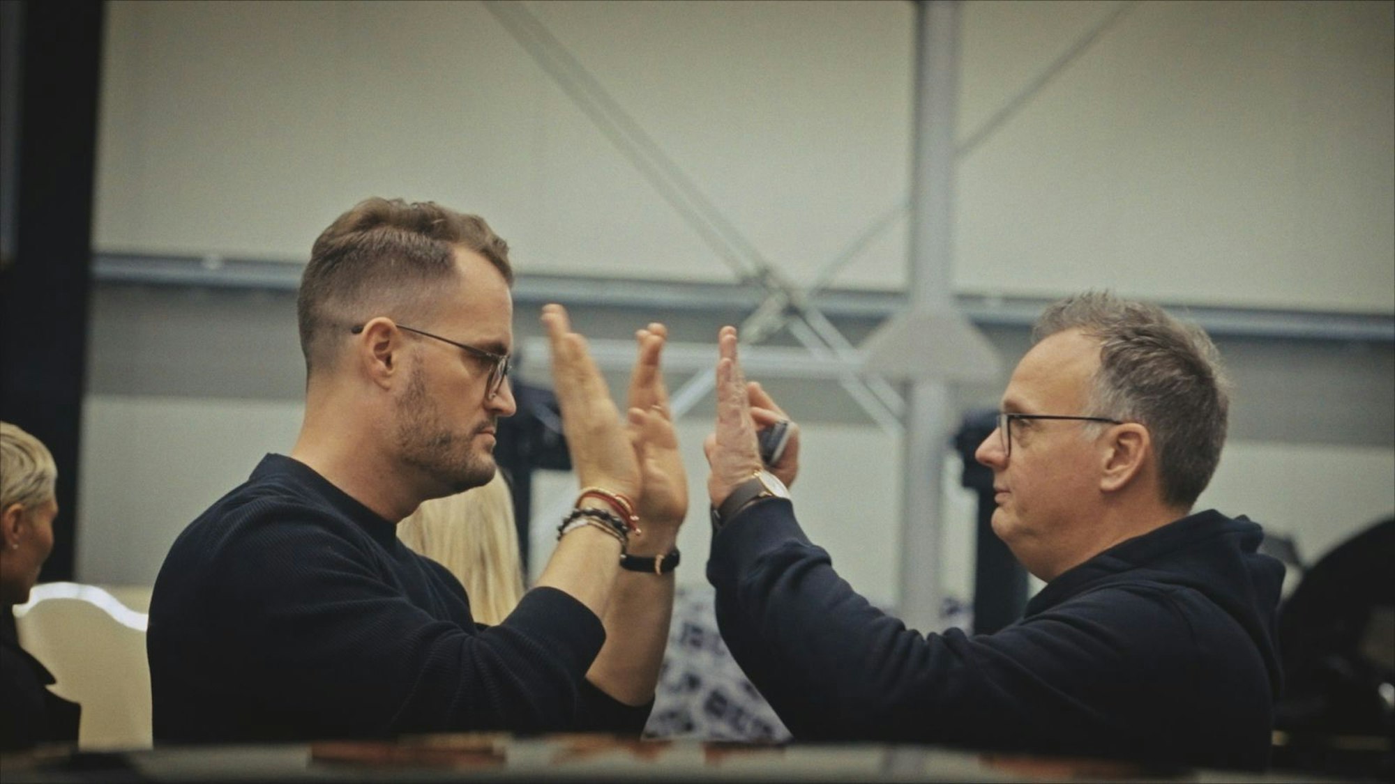 CEO Constantin Buschmann (links) arbeitet eng mit dem Entwicklungschef Jörn Gander zusammen - und freut sich mit ihm über Durchbrüche in der Fertigung. (Bild: i&u Studios / Brabus)