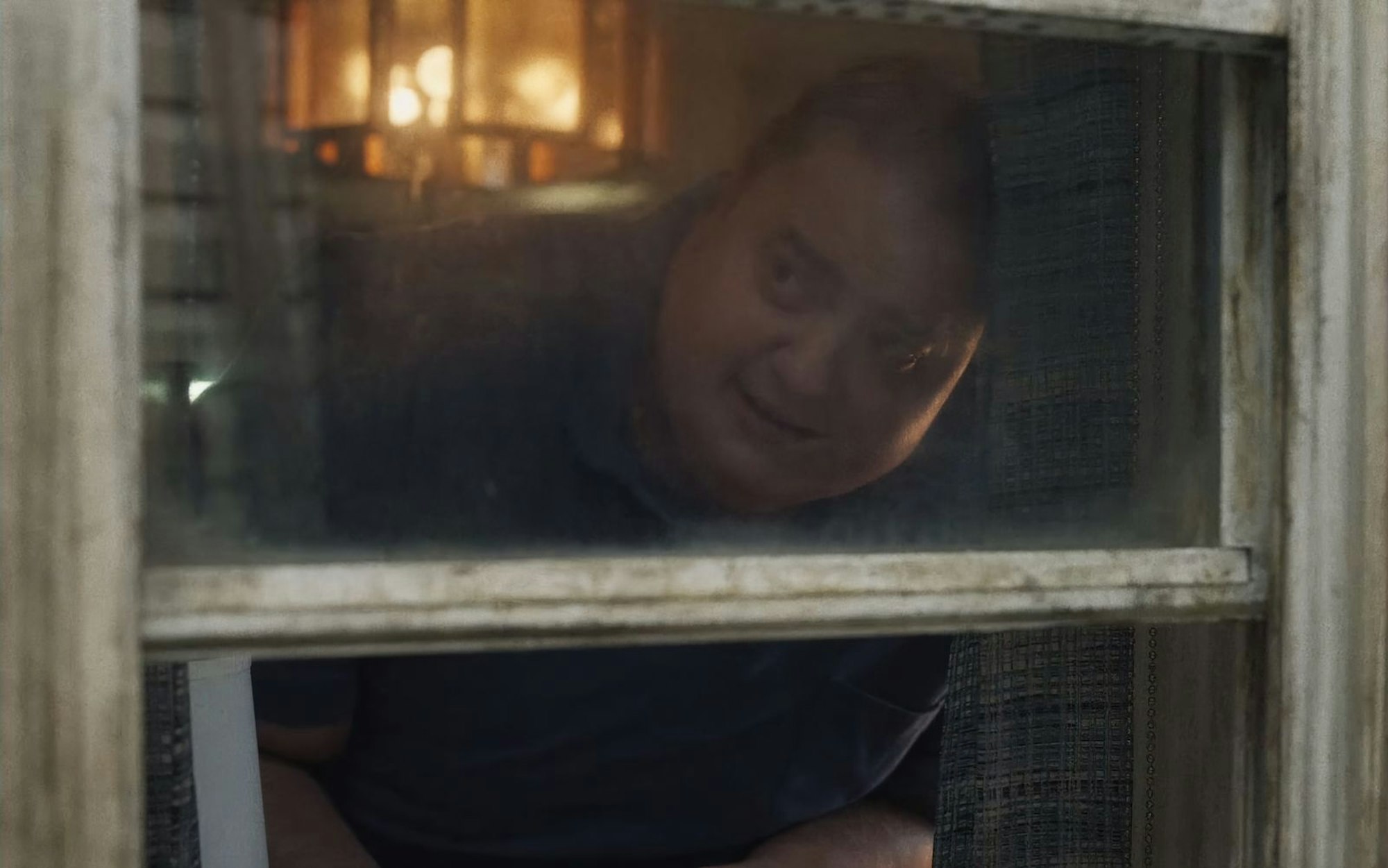 Schon länger hat Charlie (Brendan Fraser) sein Haus nicht mehr verlassen. (Bild: A24/ARD)