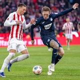 Said El Mala und Wouter Burger kämpfen um den Ball.