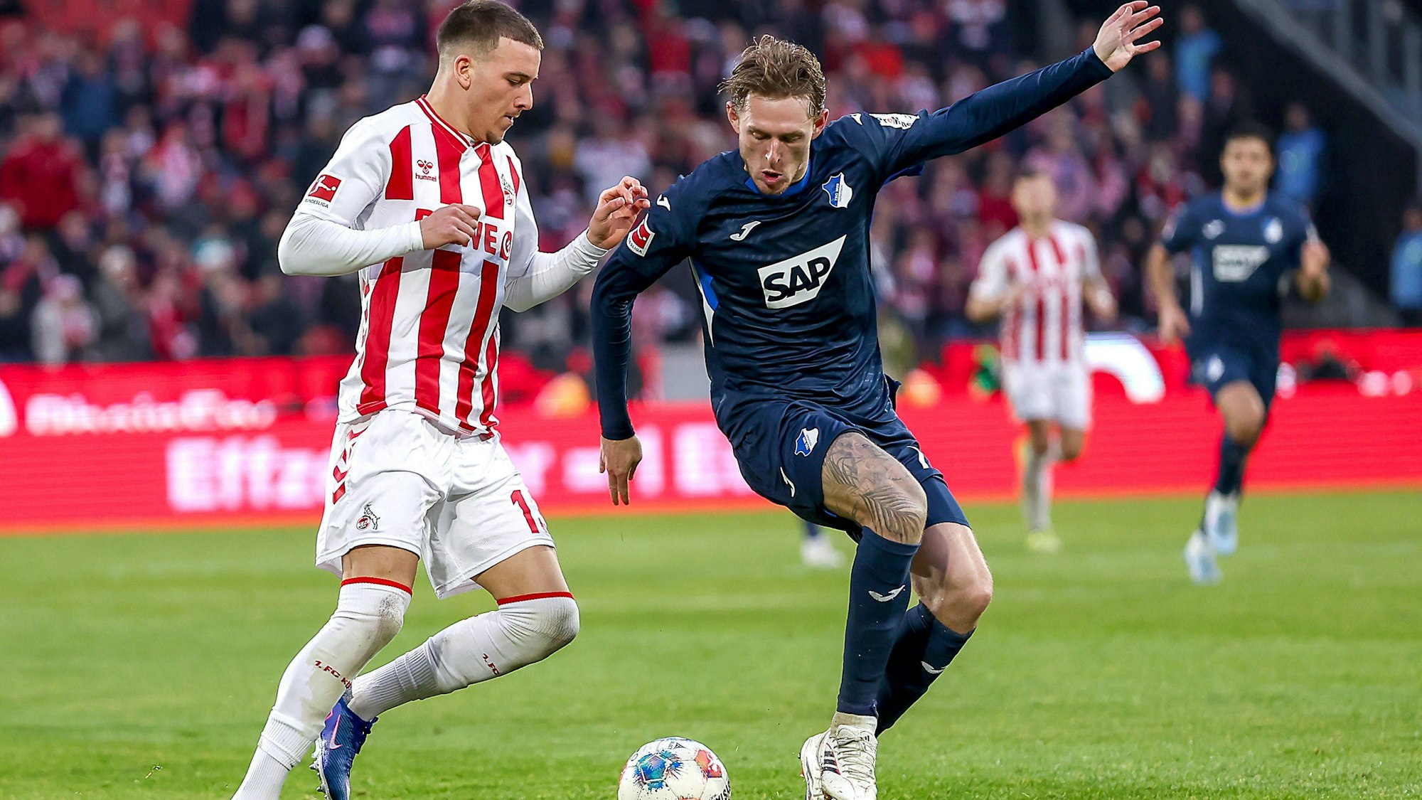 Said El Mala und Wouter Burger kämpfen um den Ball.