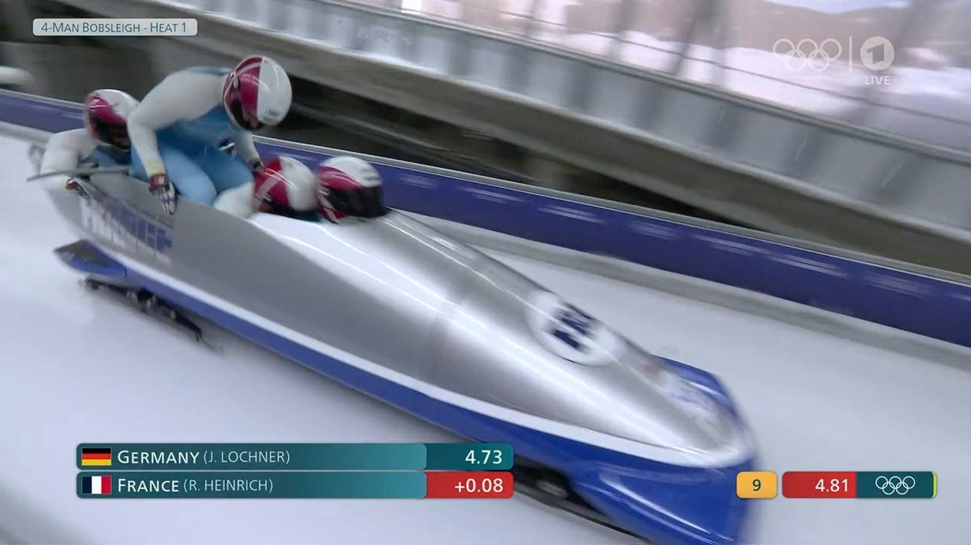 Nils Blairon hockt noch, während seine Kollegen bereits im Bob sitzen.