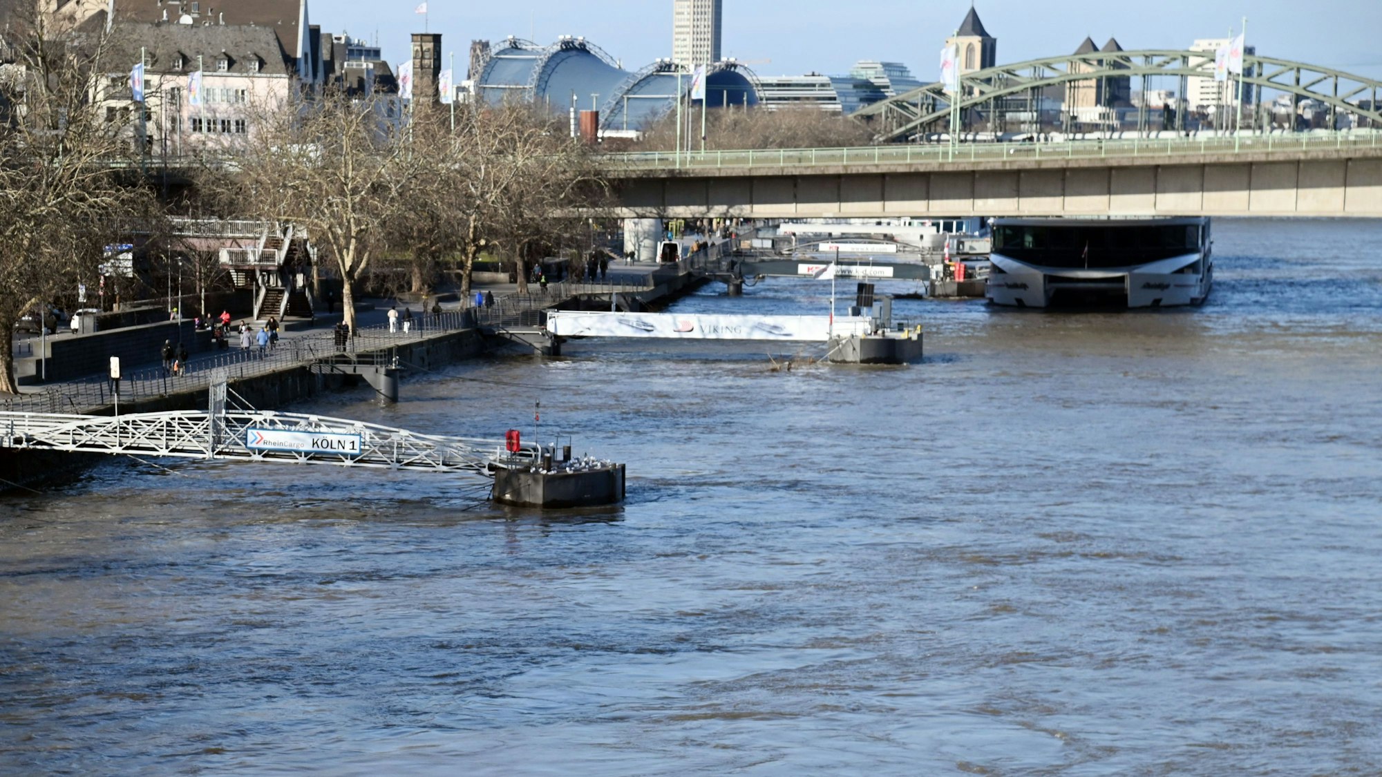 18.02.2026, Köln. Der Rhein führt derzeit Hochwasser. Der Pegel hat 6,34 Meter erreicht. Hochwasser von der Aussichtsterasse des Schokoladenmuseums fotografiert.