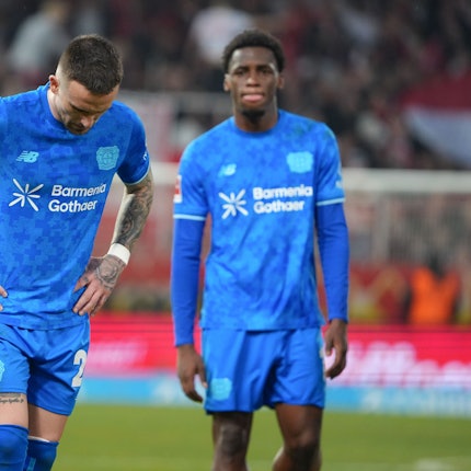 21.02.2026, Berlin: Fußball, Männer, Bundesliga, 23. Spieltag, 1. FC Union Berlin - Bayer Leverkusen, An der Alten Försterei: Álejandro Grimaldo (l) und Ernest Poku (Bayer Leverkusen) zeigen sich nach dem Schlusspfiff enttäuscht. Foto: Soeren Stache/dpa - WICHTIGER HINWEIS: Gemäß den Vorgaben der DFL Deutsche Fußball Liga bzw. des DFB Deutscher Fußball-Bund ist es untersagt, in dem Stadion und/oder vom Spiel angefertigte Fotoaufnahmen in Form von Sequenzbildern und/oder videoähnlichen Fotostrecken zu verwerten bzw. verwerten zu lassen. +++ dpa-Bildfunk +++