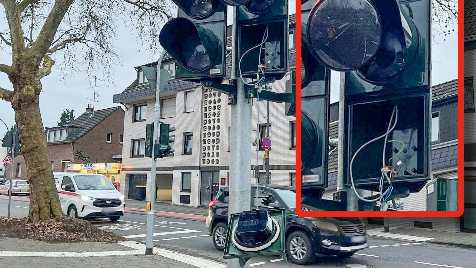 Die beschädigte Ampel an der Tankstelle in Köln-Dünnwald.