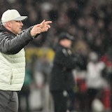 Lukas Kwasniok gestikuliert an der Seitenlinie.