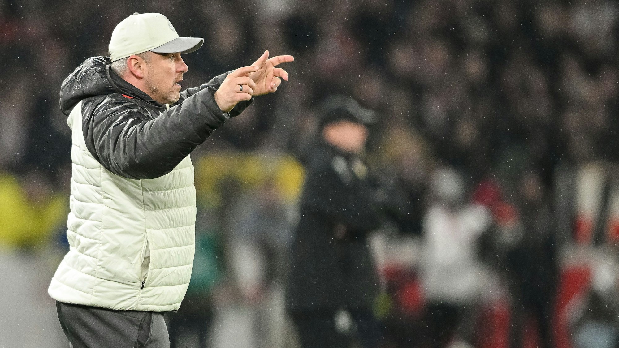 Lukas Kwasniok gestikuliert an der Seitenlinie.