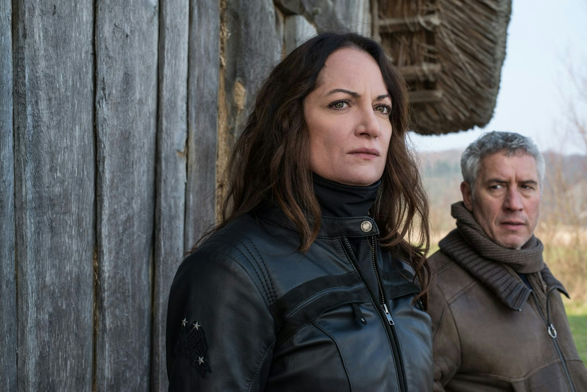 Den misstrauischen Blick kann sie gut, aber auch viele andere. Natalia Wörner (hier mit Filmkollege Ralph Herforth) ist eine wandelbare Schauspielerin. (Bild: ZDF / Marion von der Mehden)