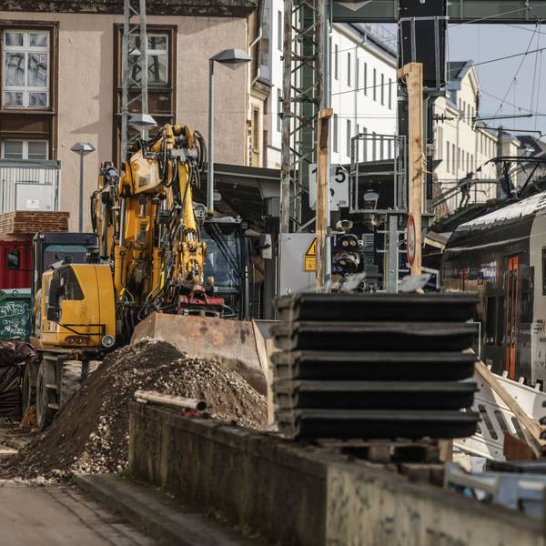 PRODUKTION - 05.02.2026, Nordrhein-Westfalen, Wuppertal: Ein Regionalexpress steht hinter Baugerät im Hauptbahnhof Wuppertal. Die Generalsanierung der Bahnstrecke Köln-Wuppertal-Hagen beginnt am 06. Februar um 21:00 Uhr. (zu dpa: «Bahnsanierung Köln-Hagen: Alte Stellwerke bleiben») Foto: Oliver Berg/dpa +++ dpa-Bildfunk +++