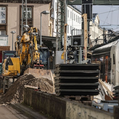PRODUKTION - 05.02.2026, Nordrhein-Westfalen, Wuppertal: Ein Regionalexpress steht hinter Baugerät im Hauptbahnhof Wuppertal. Die Generalsanierung der Bahnstrecke Köln-Wuppertal-Hagen beginnt am 06. Februar um 21:00 Uhr. (zu dpa: «Bahnsanierung Köln-Hagen: Alte Stellwerke bleiben») Foto: Oliver Berg/dpa +++ dpa-Bildfunk +++