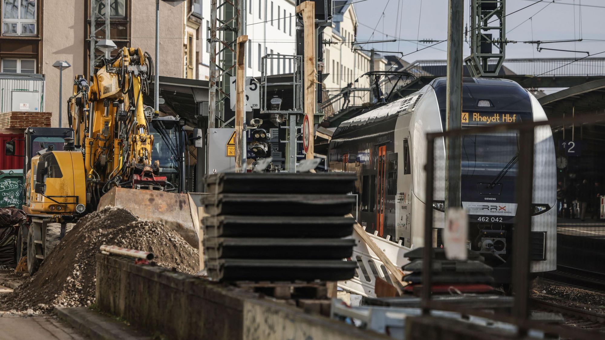 PRODUKTION - 05.02.2026, Nordrhein-Westfalen, Wuppertal: Ein Regionalexpress steht hinter Baugerät im Hauptbahnhof Wuppertal. Die Generalsanierung der Bahnstrecke Köln-Wuppertal-Hagen beginnt am 06. Februar um 21:00 Uhr. (zu dpa: «Bahnsanierung Köln-Hagen: Alte Stellwerke bleiben») Foto: Oliver Berg/dpa +++ dpa-Bildfunk +++
