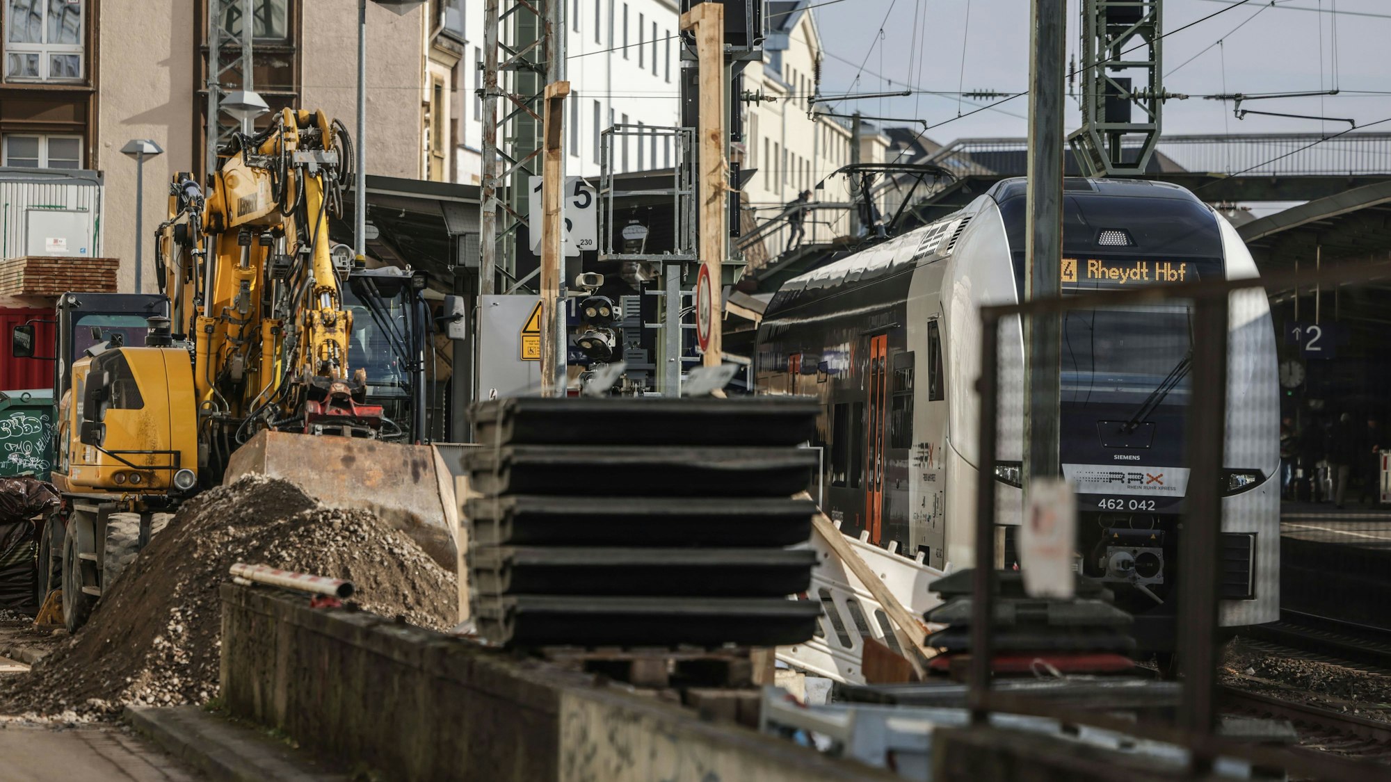 PRODUKTION - 05.02.2026, Nordrhein-Westfalen, Wuppertal: Ein Regionalexpress steht hinter Baugerät im Hauptbahnhof Wuppertal. Die Generalsanierung der Bahnstrecke Köln-Wuppertal-Hagen beginnt am 06. Februar um 21:00 Uhr. (zu dpa: «Bahnsanierung Köln-Hagen: Alte Stellwerke bleiben») Foto: Oliver Berg/dpa +++ dpa-Bildfunk +++