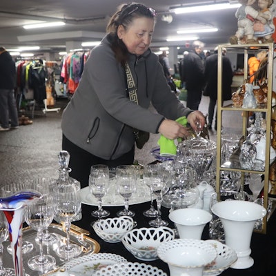 Zu sehen ist Gabriele Cybik, die einen gläsernen Pokal mit einem Tuch reinigt.