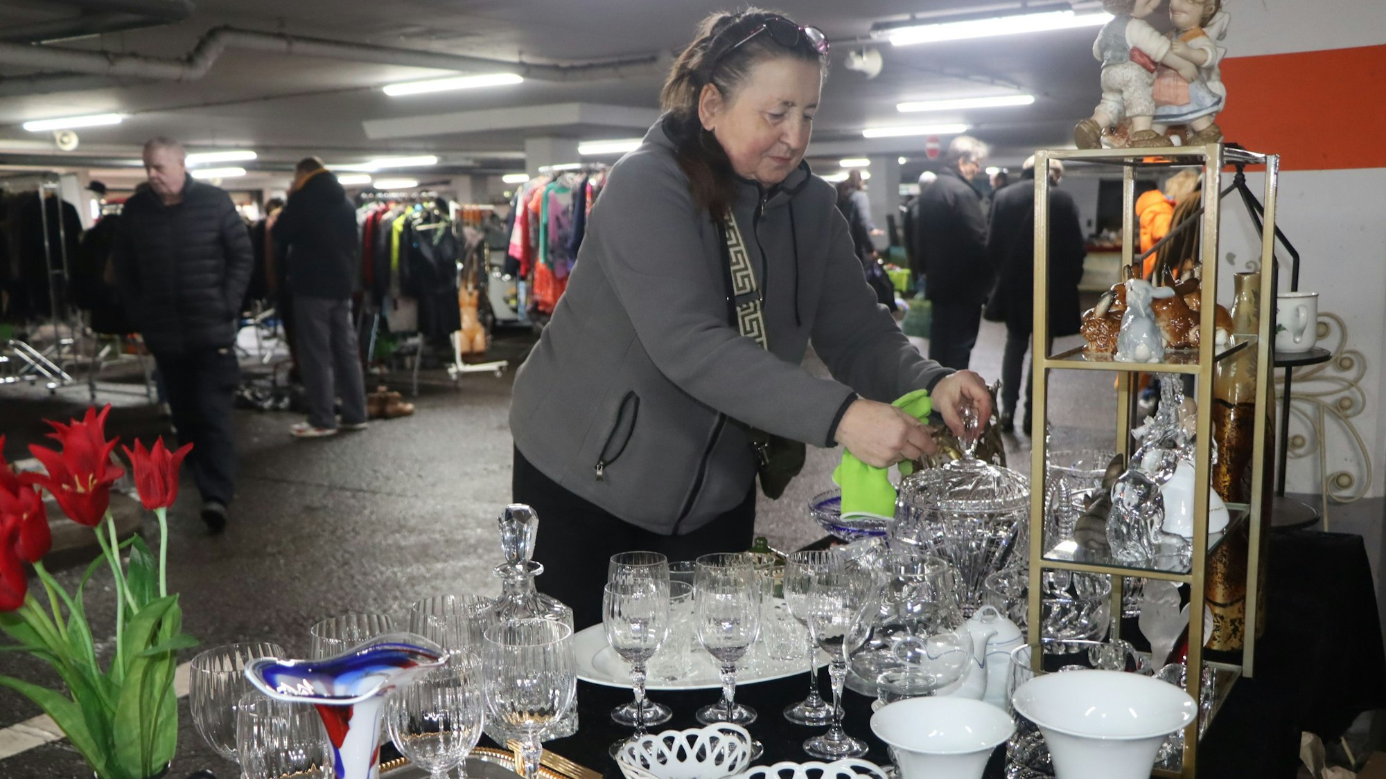 Zu sehen ist Gabriele Cybik, die einen gläsernen Pokal mit einem Tuch reinigt.