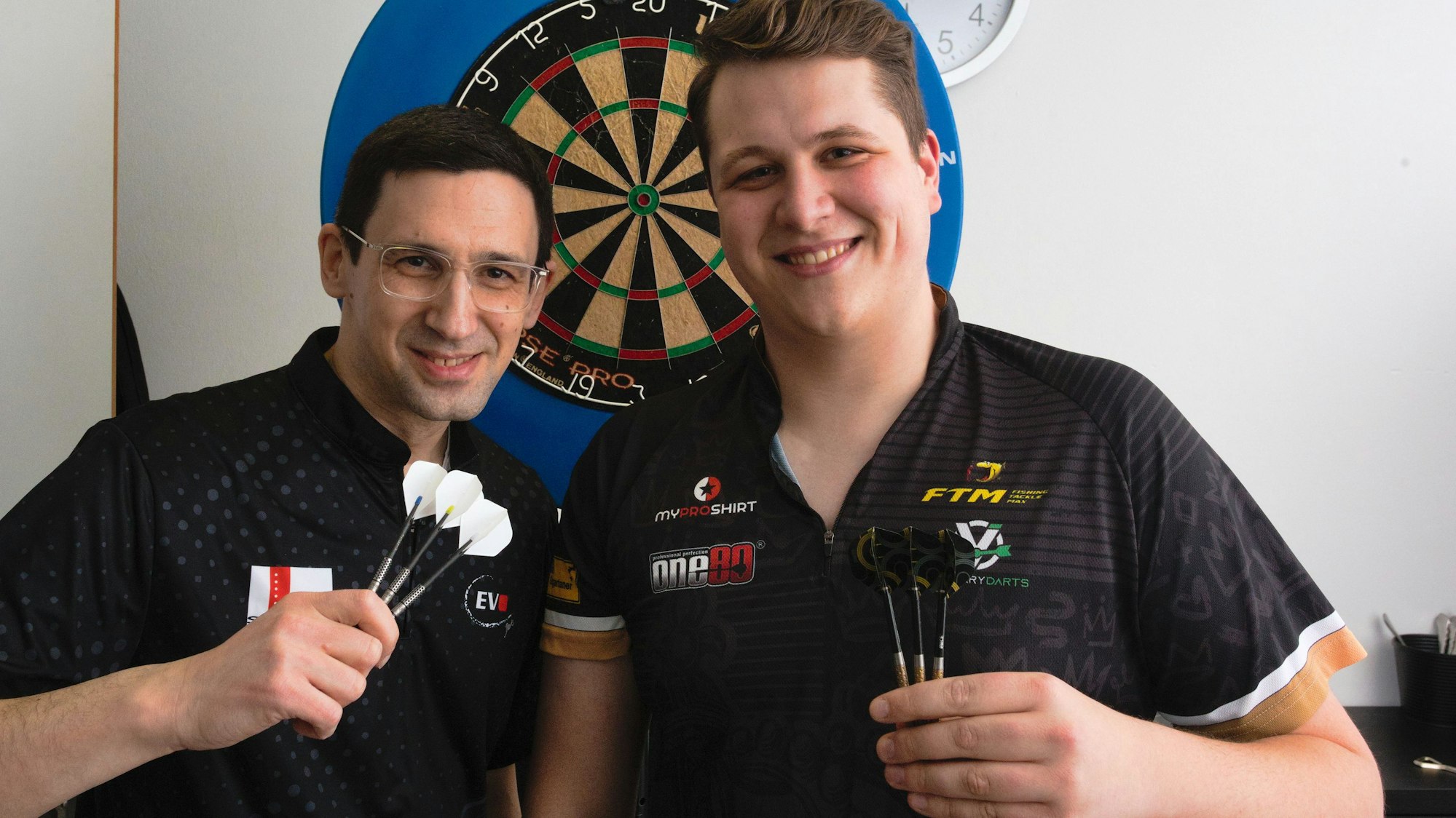 Robert Marijanovic (links), Dart-Podcaster und bekannter Kommentator, und Paul Krohne, derzeit Deutschlands erfolgreichster Darter, sind nach Wipperfürth gekommen, allerdings nicht, um Siege zu kassieren.