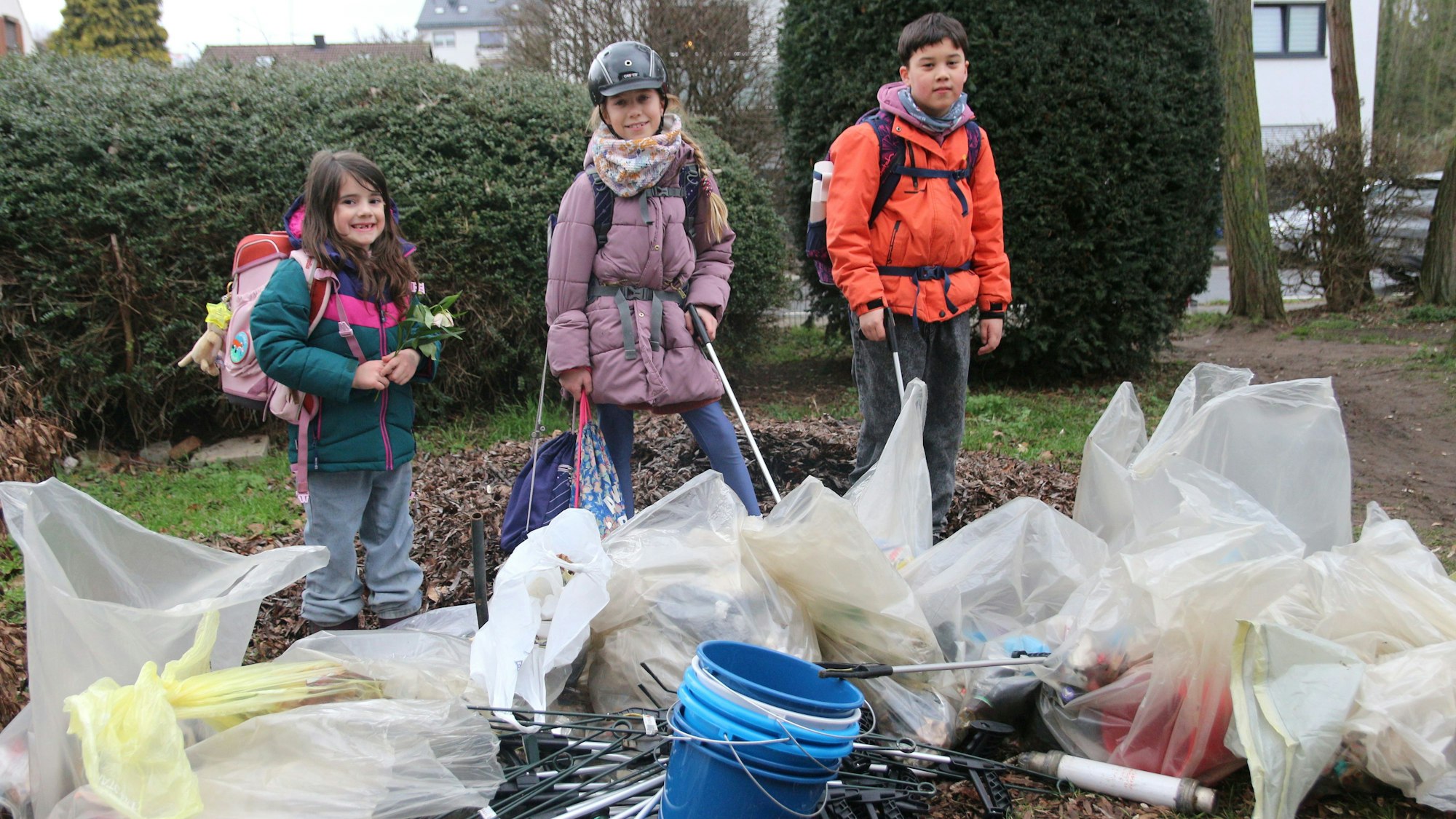 Zu sehen sind Kinder vor einem Müllhaufen.