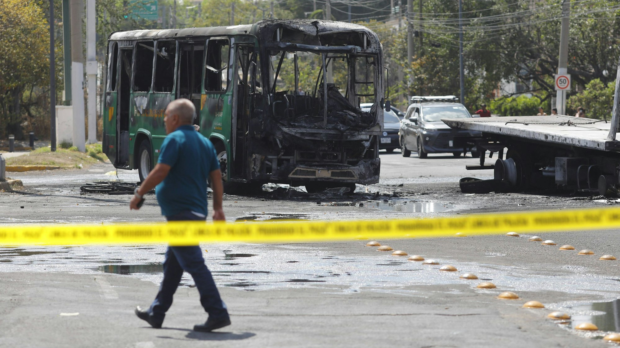 Nach dem Tod von Mexikos mächtigstem Drogenboss wurden in mehreren Bundesstaaten Straßen mit brennenden Autos, Lastwagen und Bussen gesperrt.