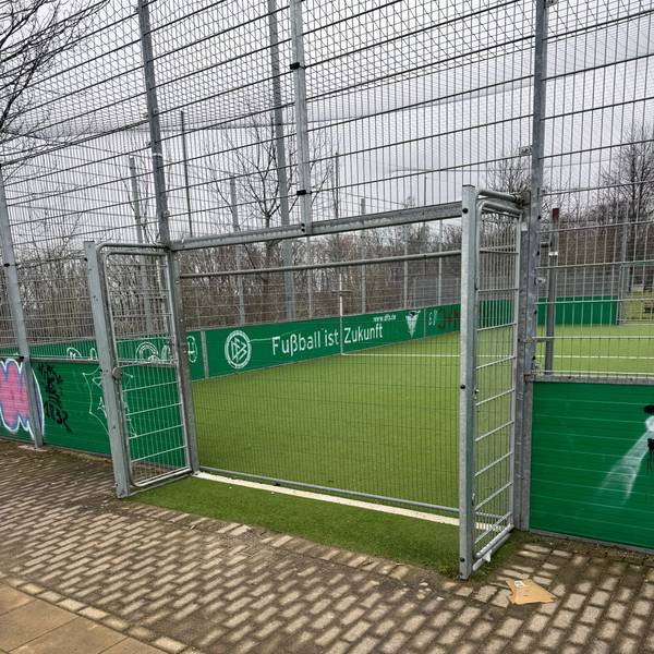 Das zerstörte Tor am Sportplatz in Witzhelden.
