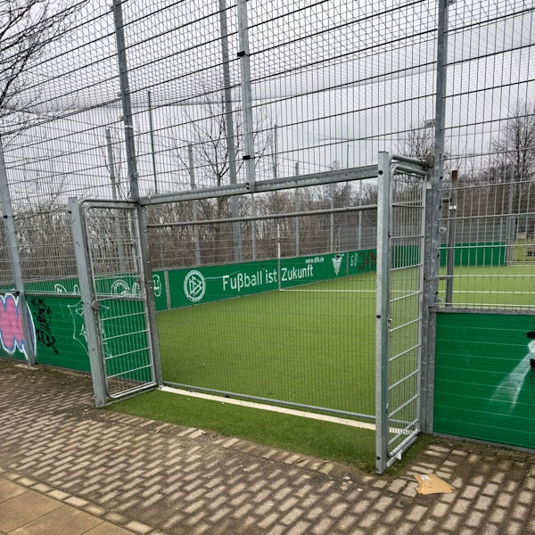 Das zerstörte Tor am Sportplatz in Witzhelden.