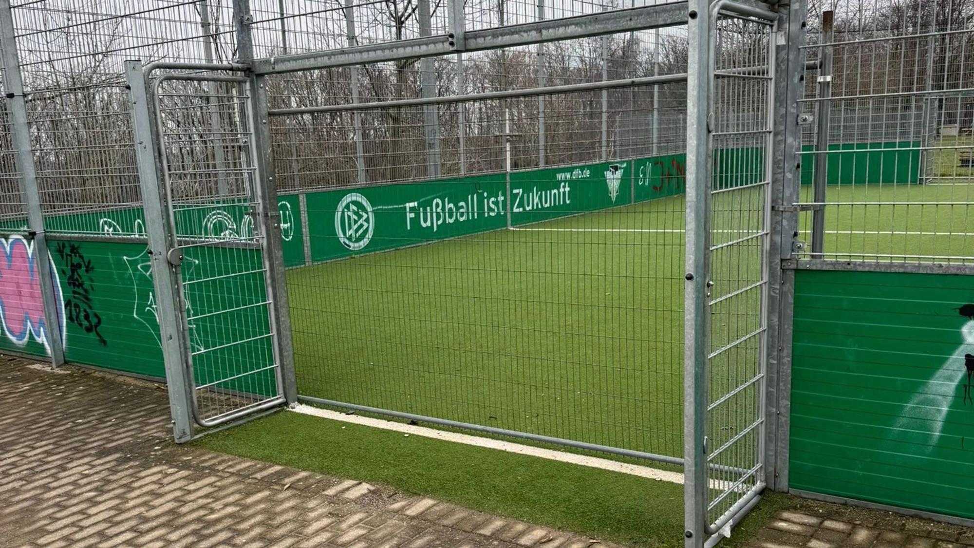 Das zerstörte Tor am Sportplatz in Witzhelden.