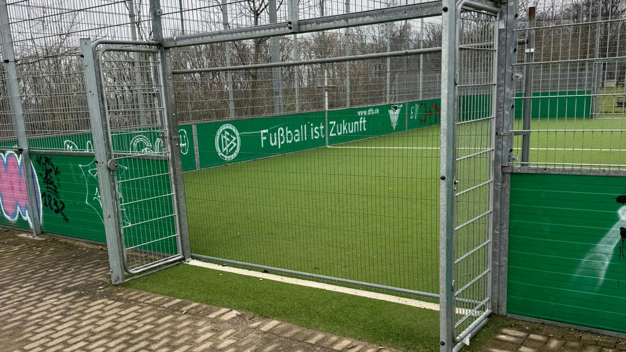 Das zerstörte Tor am Sportplatz in Witzhelden.
