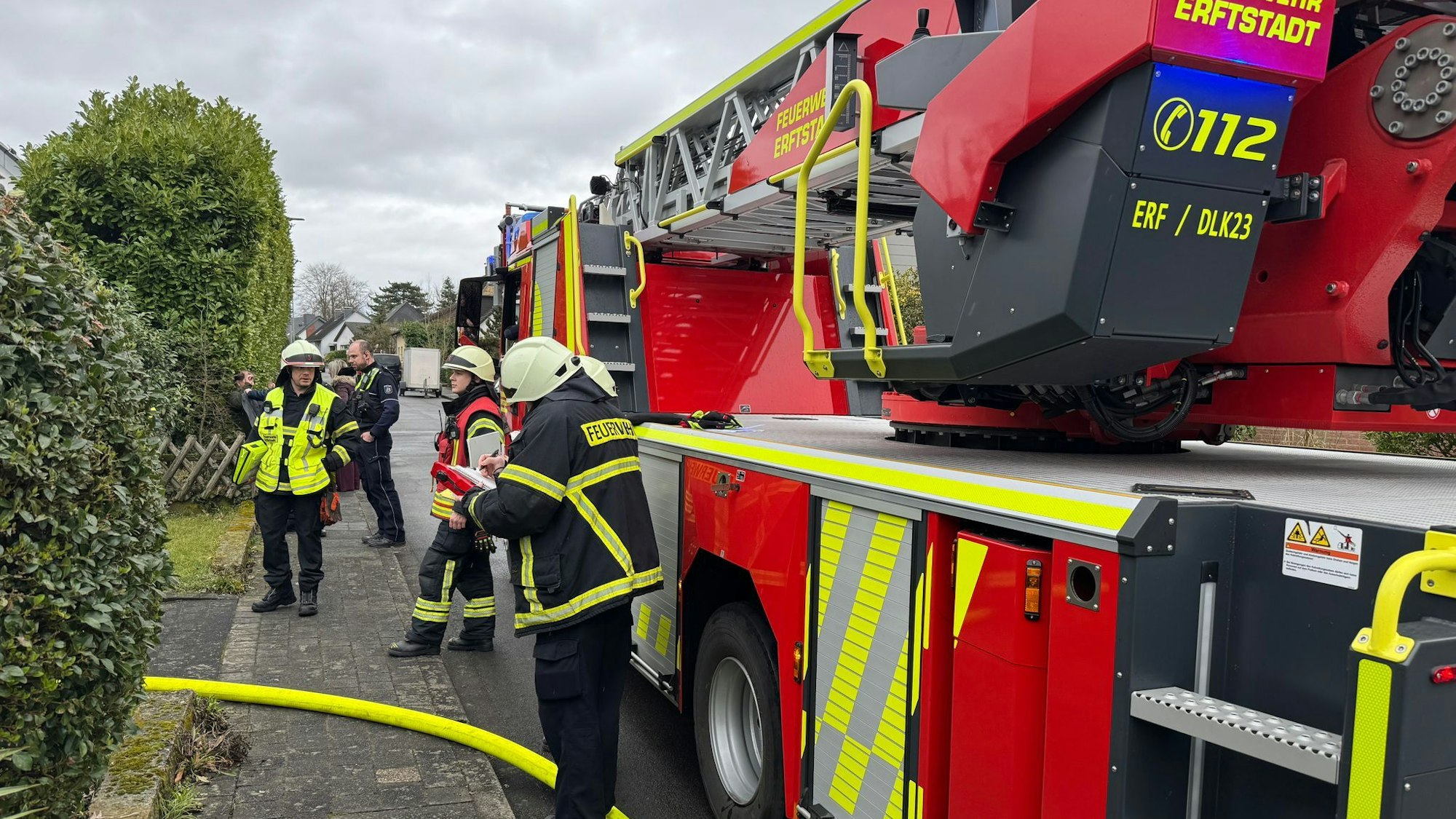 Zu sehen sind ein Feuerwehrwagen und Einsatzkräfte.