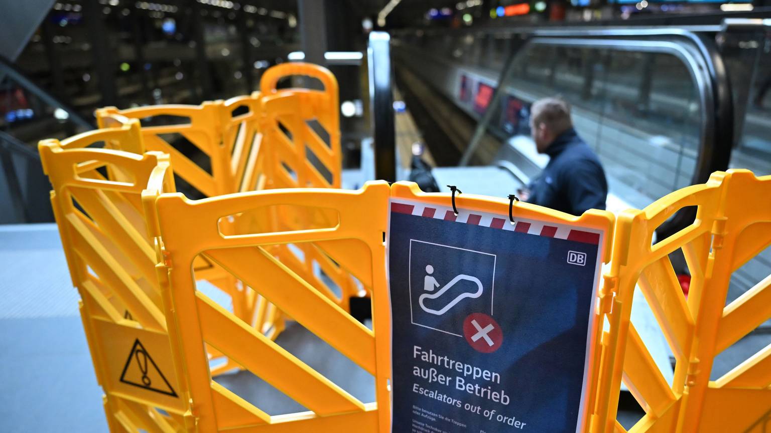 Eine abgesperrte Rolltreppe an einem Bahnhof – kein Einzelfall. Rund 130 Rolltreppen mussten vorübergehend abgestellt werden.
