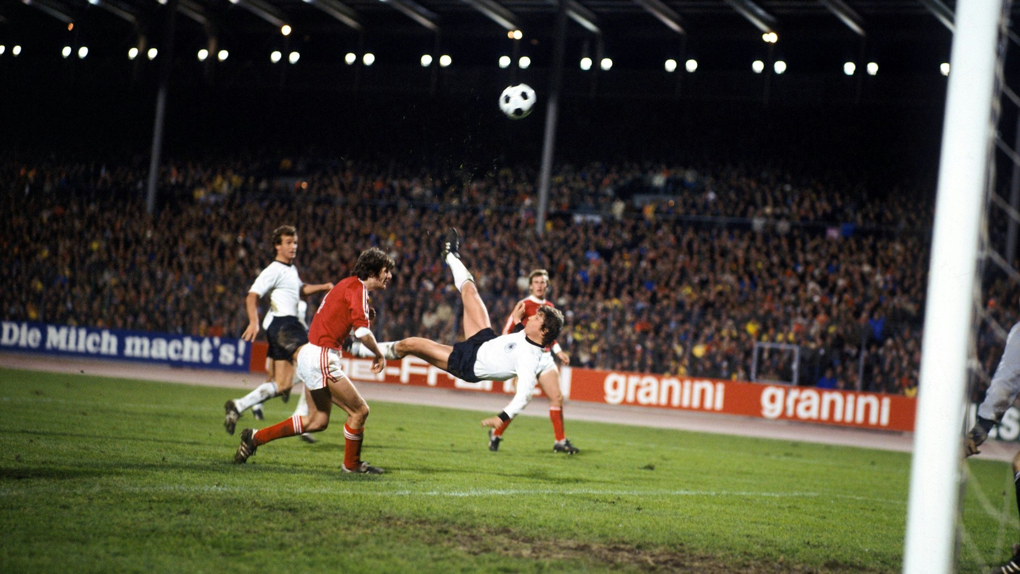 Das Jahrhundert-Tor: Klaus Fischer trifft 1977 per Fallrückzieher gegen die Schweiz.