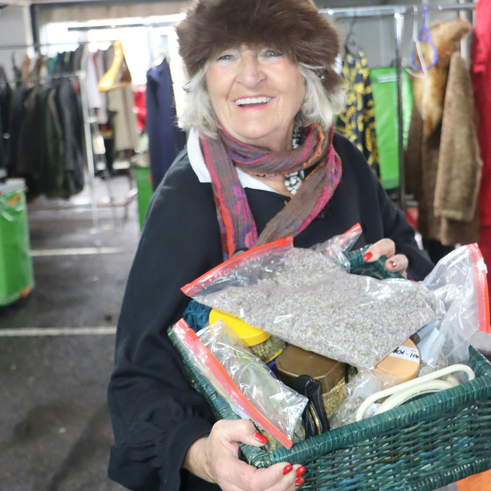 Zu sehen ist eine Frau, die einen Korb in den Händen hält.