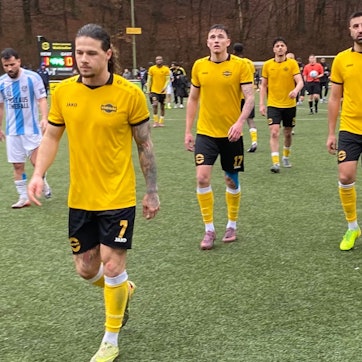 Hohkeppeler Spieler gehen Richtung Kabine.