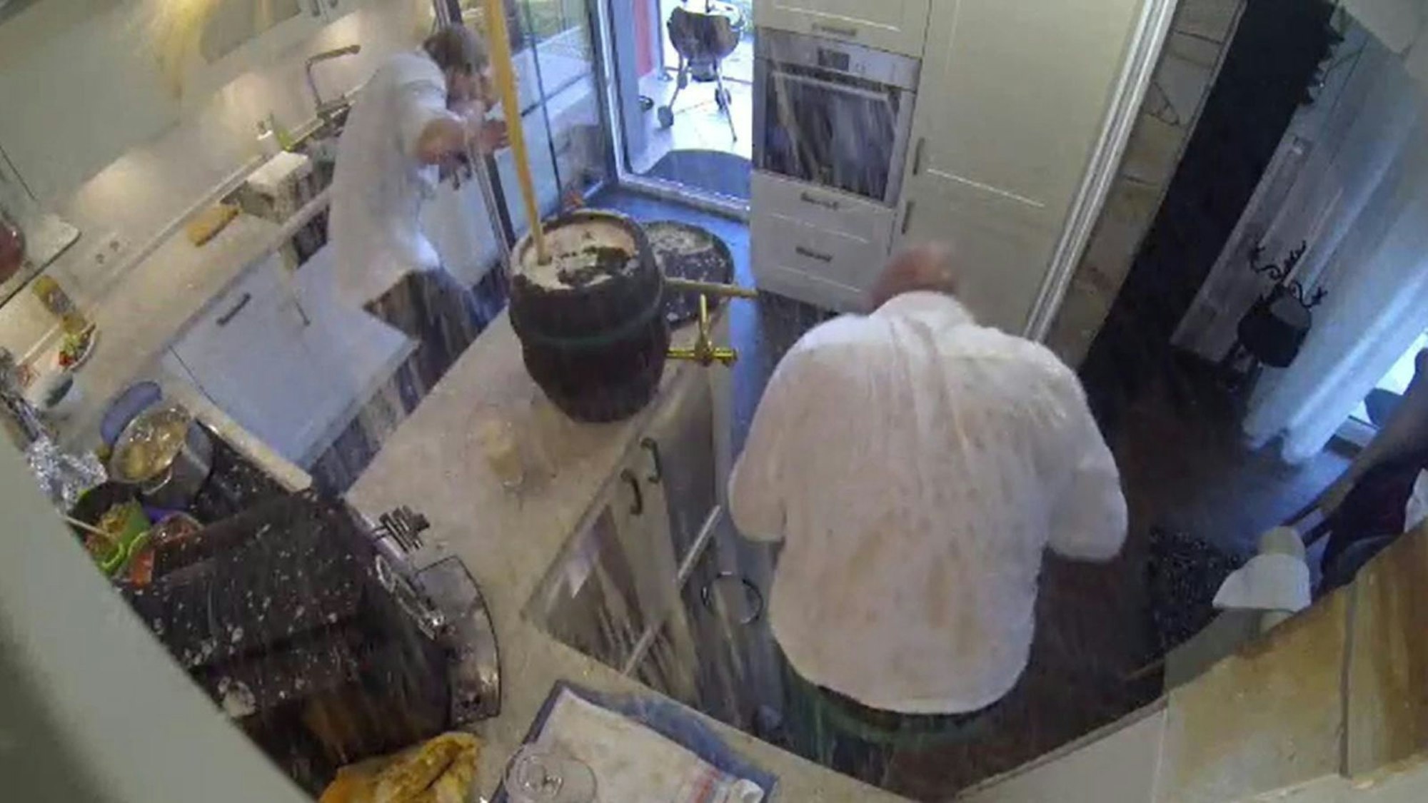 Gastgeber Stefan kam in Gummersbach in den Genuss einer unverhofften Bierdusche. Dabei gab es noch gar nichts zu feiern. (Bild: RTL)